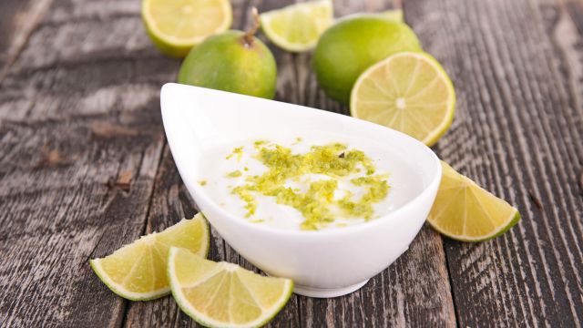 ベルガモットの果皮をヨーグルトにかける