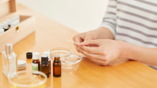 アロマをブレンドする女性