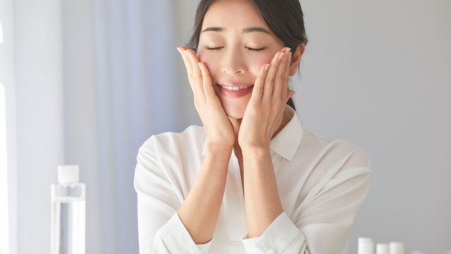 スキンケアをしている女性