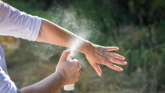 腕にスプレーする
