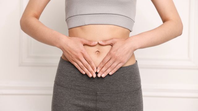 お腹に手を当てている女性