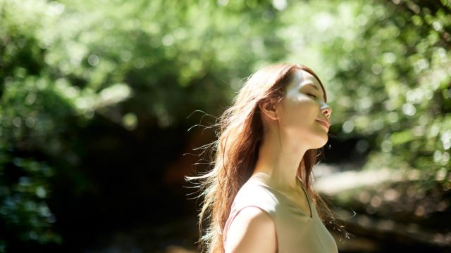 自然を感じている女性